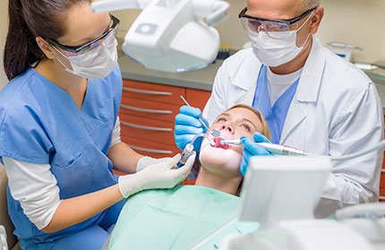 Посещать стоматолога как минимум два раза
